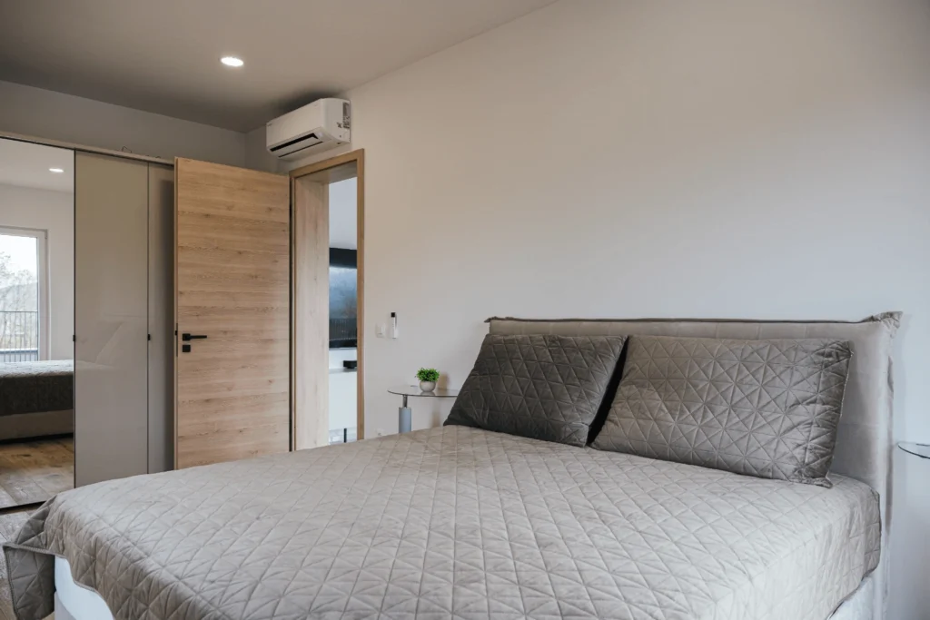 Dvojna postelja v spalnici apartmaja Viva Rooftop 15