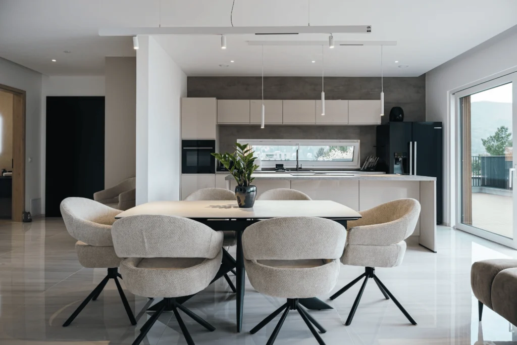 Miza s stoli za 6 oseb in kuhinja s kuhinjskim otokom luksoznega apartmaja Viva Rooftop 15