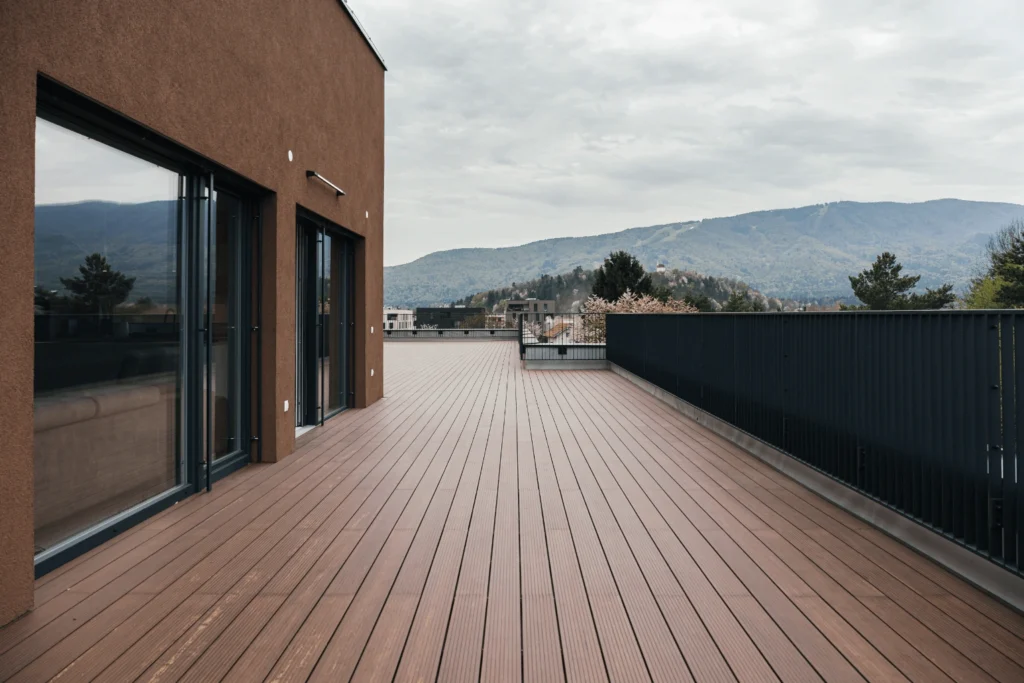 Terasa penthouse apartmajev Viva Rooftop in njen razgled na Pohorje